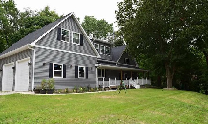 Peoria Heights House | Red Poppy Place in Central Peoria Heights