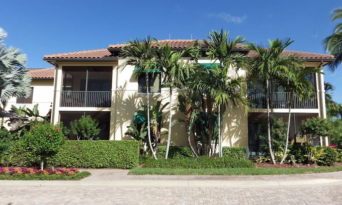 Royal Harbor Cabin | Luxury Naples Bay Resort Cottage
