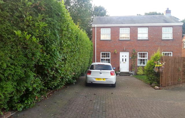 Cleckheaton House | Detached centrally located (double room)
