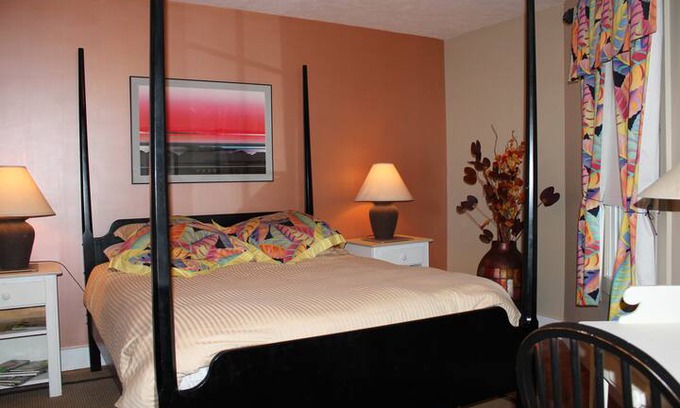 Union Pier Bed & Breakfast | PUMPERNICKEL INN....Island Breeze Suite/Coach Room