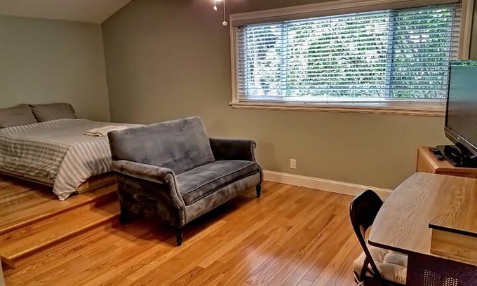 Westminster House | Large Garden View Room by Bella Terra