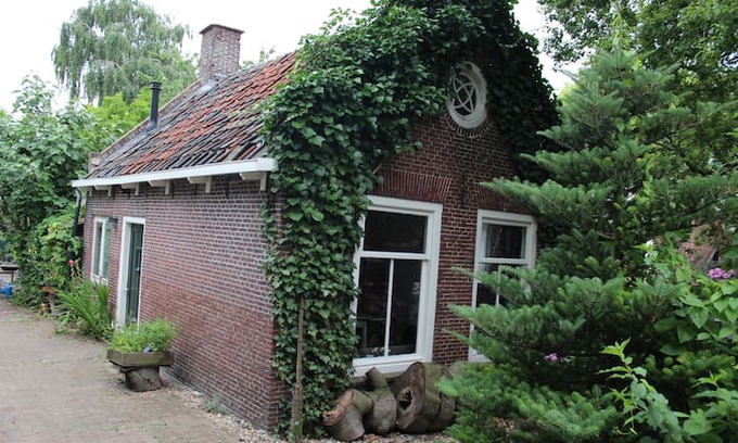 Nieuwerbrug Cabin | Typical dutch tiny house in the country from 1850