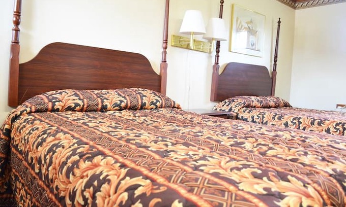 Fairmont Hotel | BUDGET INN-STANDARD 2 QUEEN BED