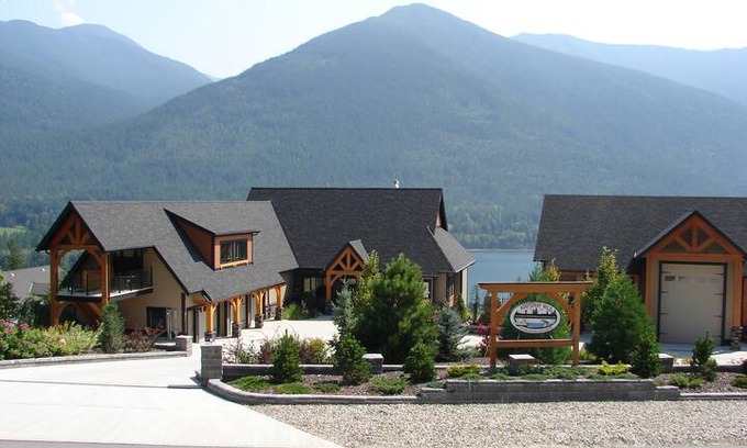 Balfour House | Kootenay Wild’s West Arm Suite 2of3