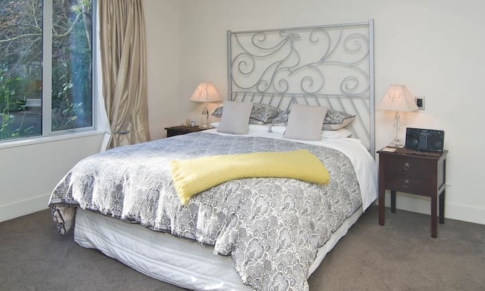 Lincoln Bed & Breakfast | Silverstream Lodge - Peacock Room