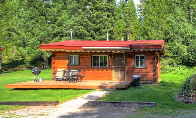 Martin City Cabin | The Griz Cabin @ The Historic Tamarack Lodge