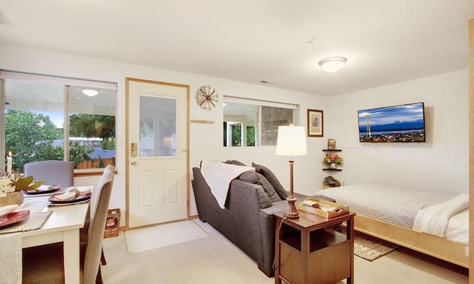 Lake Hills House | Grand Suite - Private Oasis Bellevue