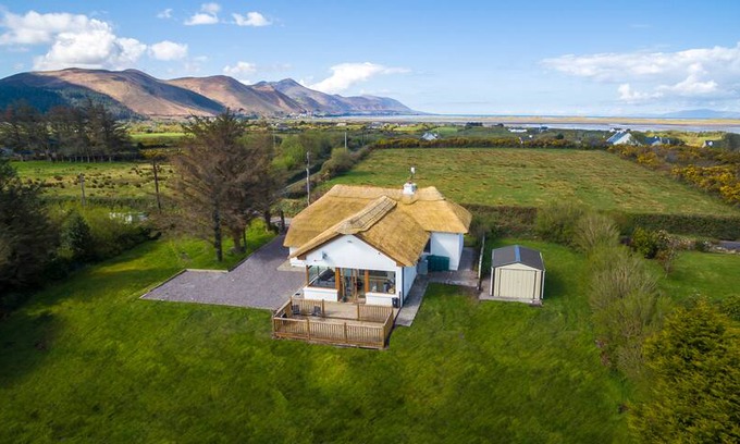 Glenbeigh Cabin | Traditional Irish Thatched Cottage