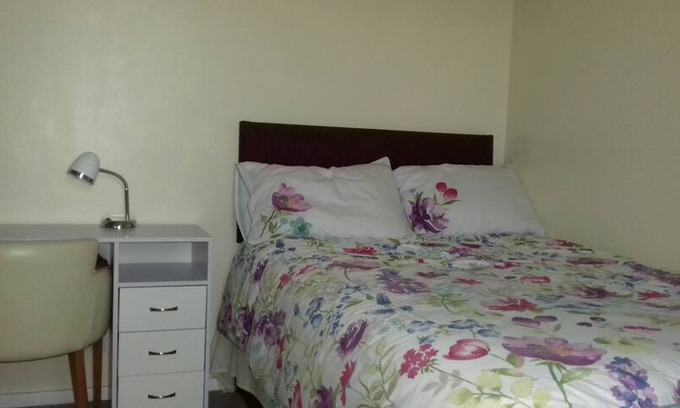 North Shore Bed & Breakfast | Shaftesbury Hotel double bedroom room 5