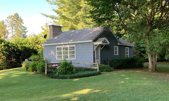 Lake Leelanau Cabin | Cozy Lake Leelanau Cottage with waterfront