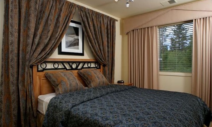 Lower Kingsbury Resort | Lodge at Kingsbury Crossing Lake Tahoe