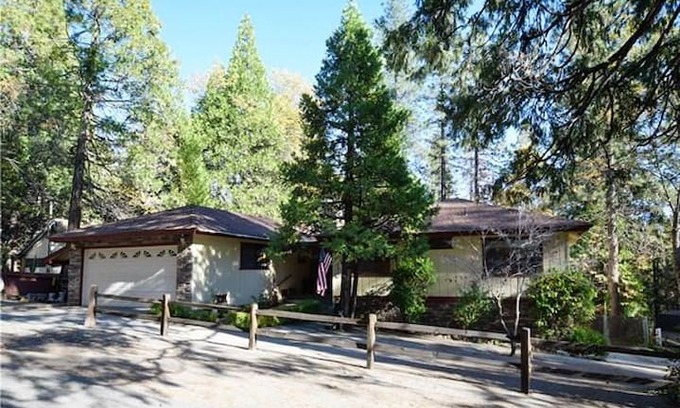 Bass Lake House | Bass Lake Vacation Home Summer & Winter