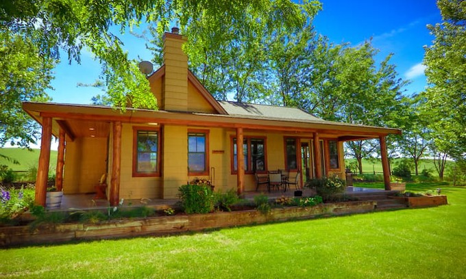 Walla Walla House | Armstrong Vineyard Cottage