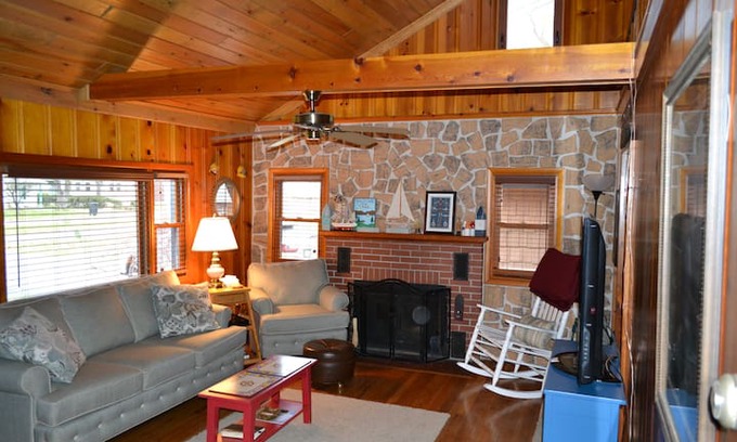 Van Buren Point Cabin | Cozy deluxe Van Buren Point cottage w/ lake views