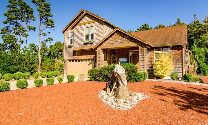 Klipsan Beach House | Bk 2/Get 2 FREE! Beach Path, HOT TUB, WiFi, Cable, Pets, BBQ, Luxury (Hidden)