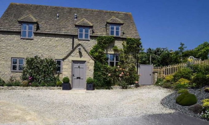 Little Somerford Cabin | Stunning Cotswold Cottage, Little Paddock