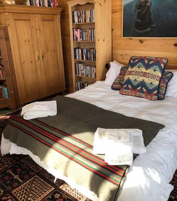 Bellevue Other | Hailey rustic cabin w/ modern bed, sauna,private