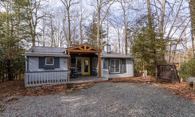 Newland House | Carefree Cottage - Linville Land Harbor, fenced in yard, pet friendly