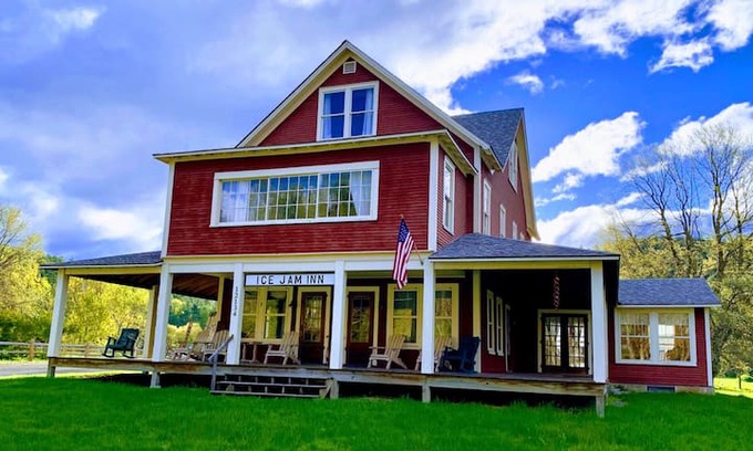 Upper Jay House | Ice Jam Inn: Bear Crossing Room