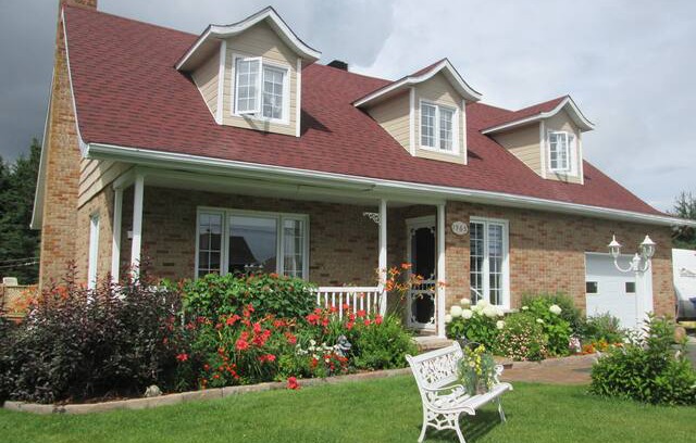 Alma Bed & Breakfast | chambre privée (lit queen) et vivoir avec frigo