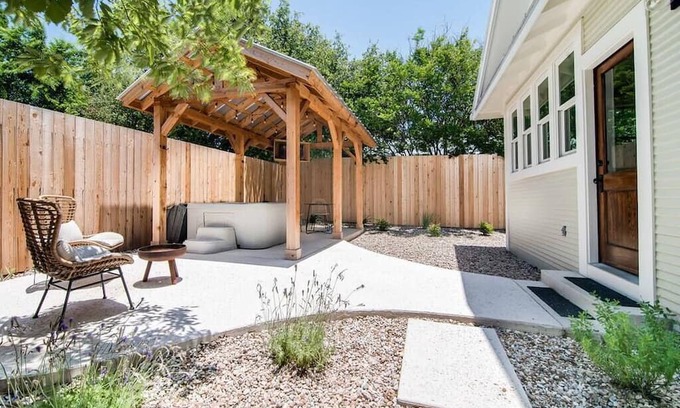Fredericksburg House | Pet Friendly, King Bed, Full Kitchen - The Max