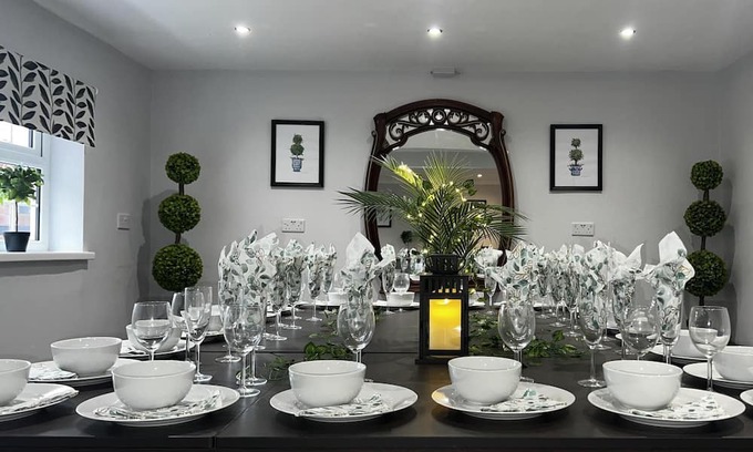 Blacon Apartment | The Cheshire Gathering - Hot Tub | 8 Bedroom
