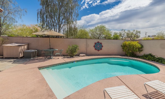 Blenman-Elm House | Pool AC Near UofA and hospital. Quiet, historical neighborhood. Upgraded