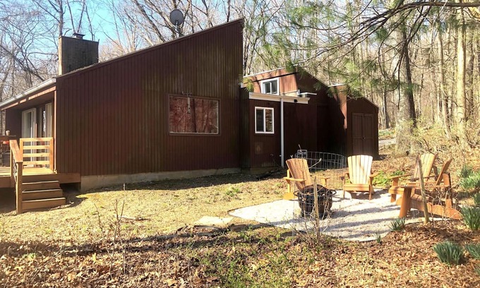 Berkeley Springs Cabin | Cozy 3 bedroom, 2 bath pet friendly cabin retreat