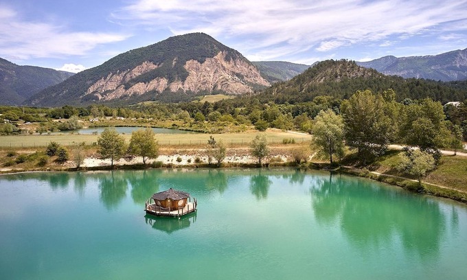 Chatillon-en-Diois Ski Chalet | Luxe Sanitary XL 6 pers. Villatent at lake Lac Blue | Mountains| Family campsite