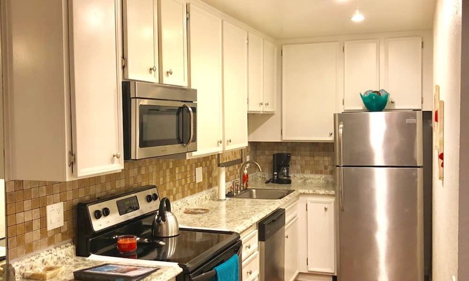 Palm Springs Condo | Minutes from downtown Palm Springs. 1 bedroom 1 bath upgraded condo. 5 pools