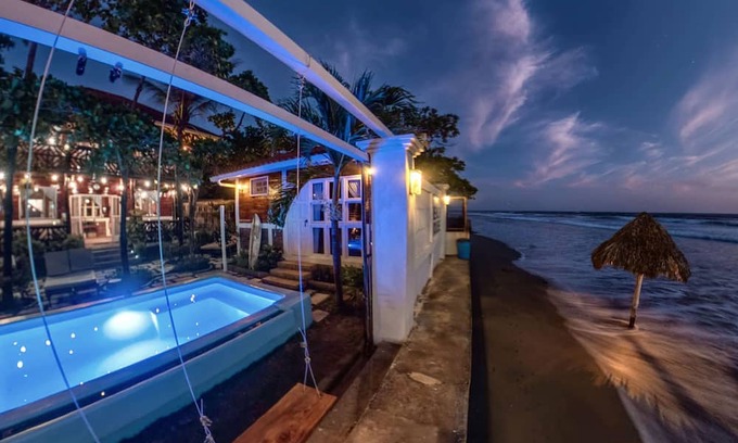 Pochomil House | Balcony Bedroom Suite w Romantic Sunsets - AC - Pool