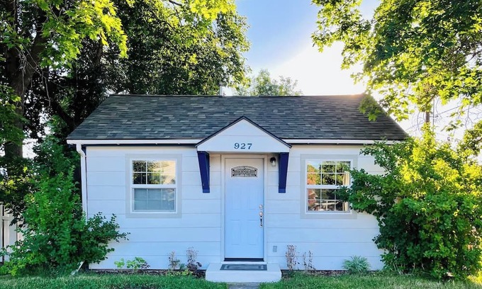 Franklin to the Fort House | Little White Cottage : Fenced Yard : 2 BD