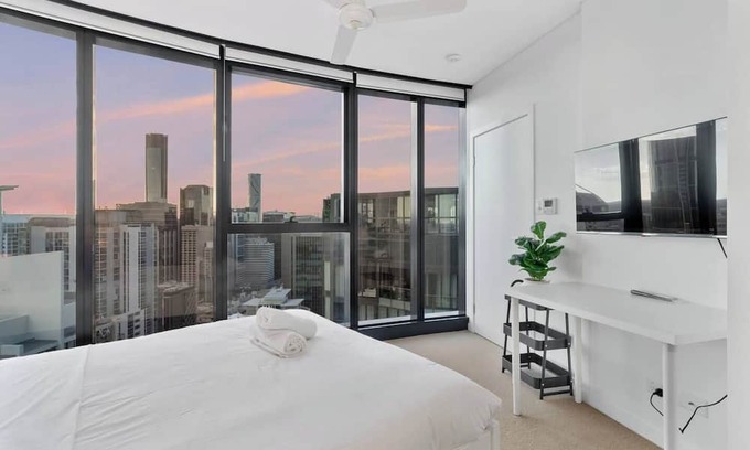 Kangaroo Point Apartment | 4305 Fantastic 3B2B Skytower Apt w/Gym | BBQ | Pool
