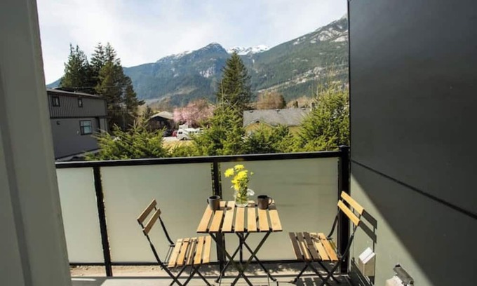 Squamish House | Serenity Haven: Captivating Sea To Sky Retreat