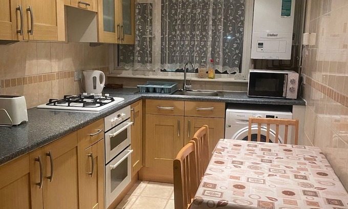 Weavers Apartment | Charming 4-bedroom Apartment in East London - Perfect City Getaway