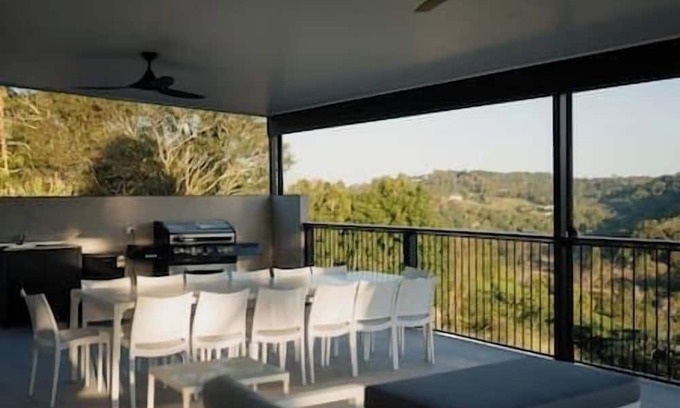 Montville House | Luxury Group Retreat Pool, Sauna Hair/Makeup Room!