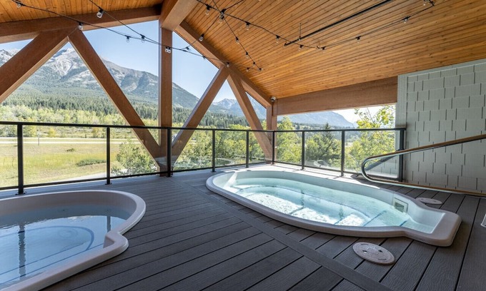 Canmore Apartment | Golden Peaks - Roof Top Hot Tubs - Parking