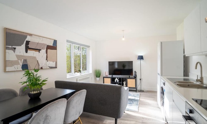 Milton Keynes Apartment | Modern Apt with Free Parking & Park Views in MK 31