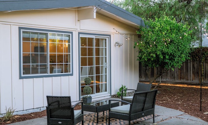 Rancho Rinconada House | Tech Retreat: Bike-Friendly to Apple offices, Walk to Main Street Eats!