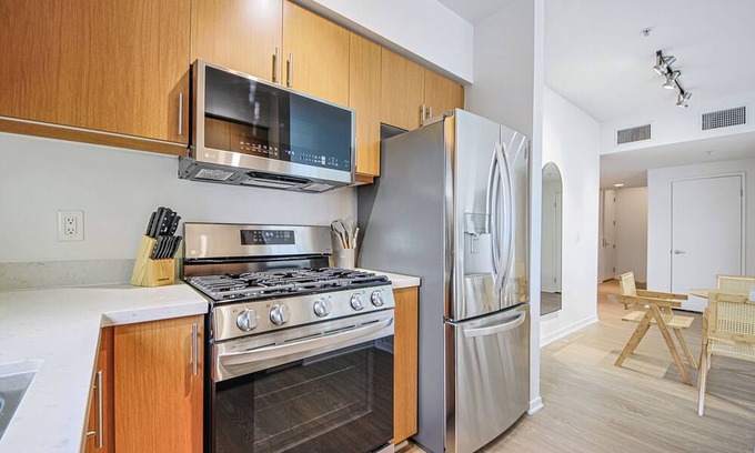 Del Rey Apartment | Beautiful 2BD 2bath Apt Just a Short Stroll from Iconic Santa Monica Beach