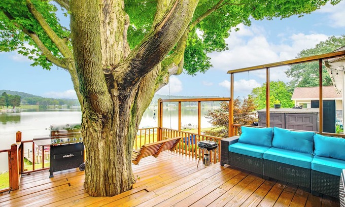 Hanoverton House | Guilford Lake Retreat w/ Dock & Kayaks!