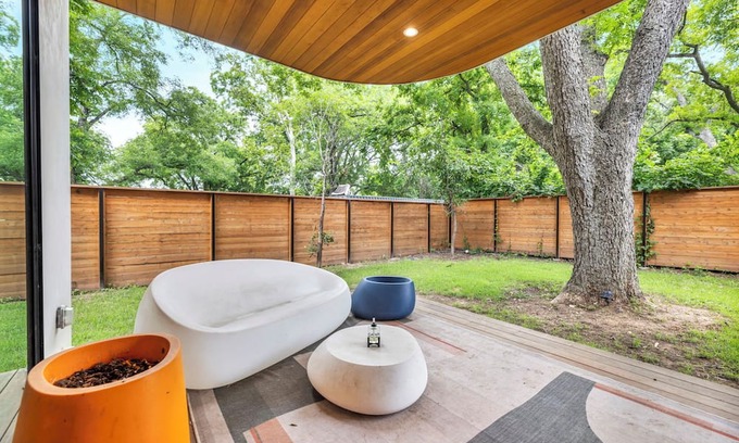 Govalle Apartment | Modern Art House - Private Parking, Yard, & Grill