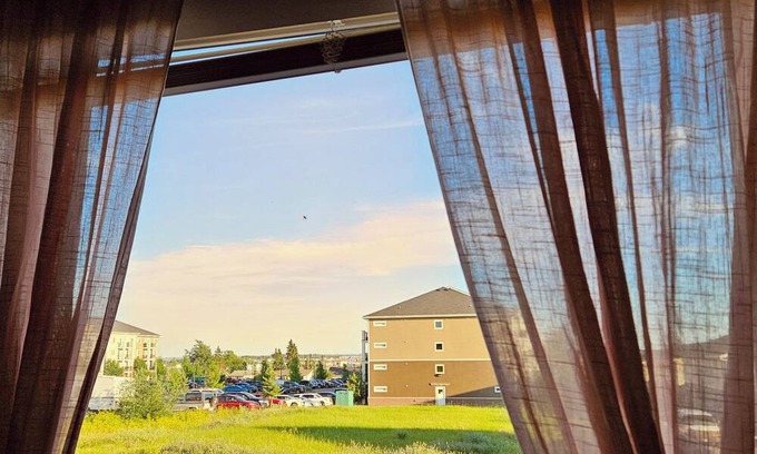 Fort St. John House | Family-size Spacious Executive Duplex
