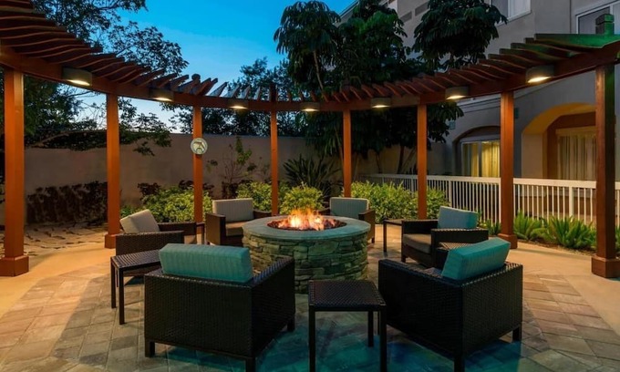 Biggar House | Comfortable Getaway Ideal for Couples seeking Tropical Beach Weekends - Parking