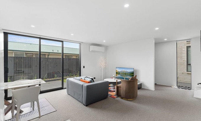 Sydenham House | Chic City Townhouse Close to city center 2BR 1.5Bath