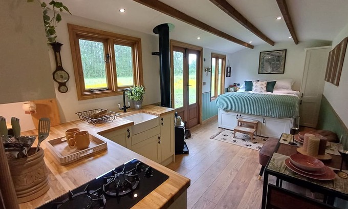 Fangfoss Cabin | Luxury Retreat with Hot Tub near York -Adults Only