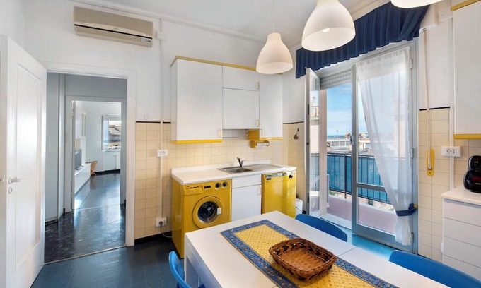 Pra' Apartment | Apartment 'Palmaro' with Balcony and Air Conditioning