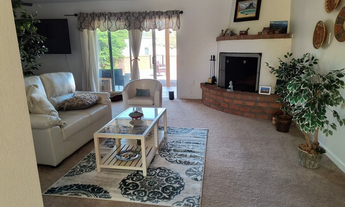 Green Valley Country Club Estates House | Single garage townhome in Green Valley with Green Valley rec access. Pets ok