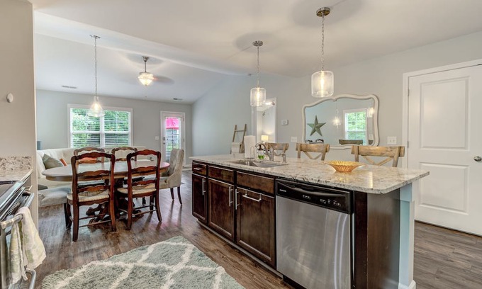 Ogden House | Modern Townhome, Sleeps 6, Mins to Beach, Restaurant, & Shops