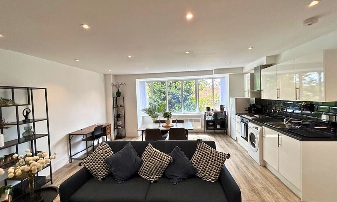 Wokingham Apartment | Wokingham Stunning Two Bedroom Centrally Located